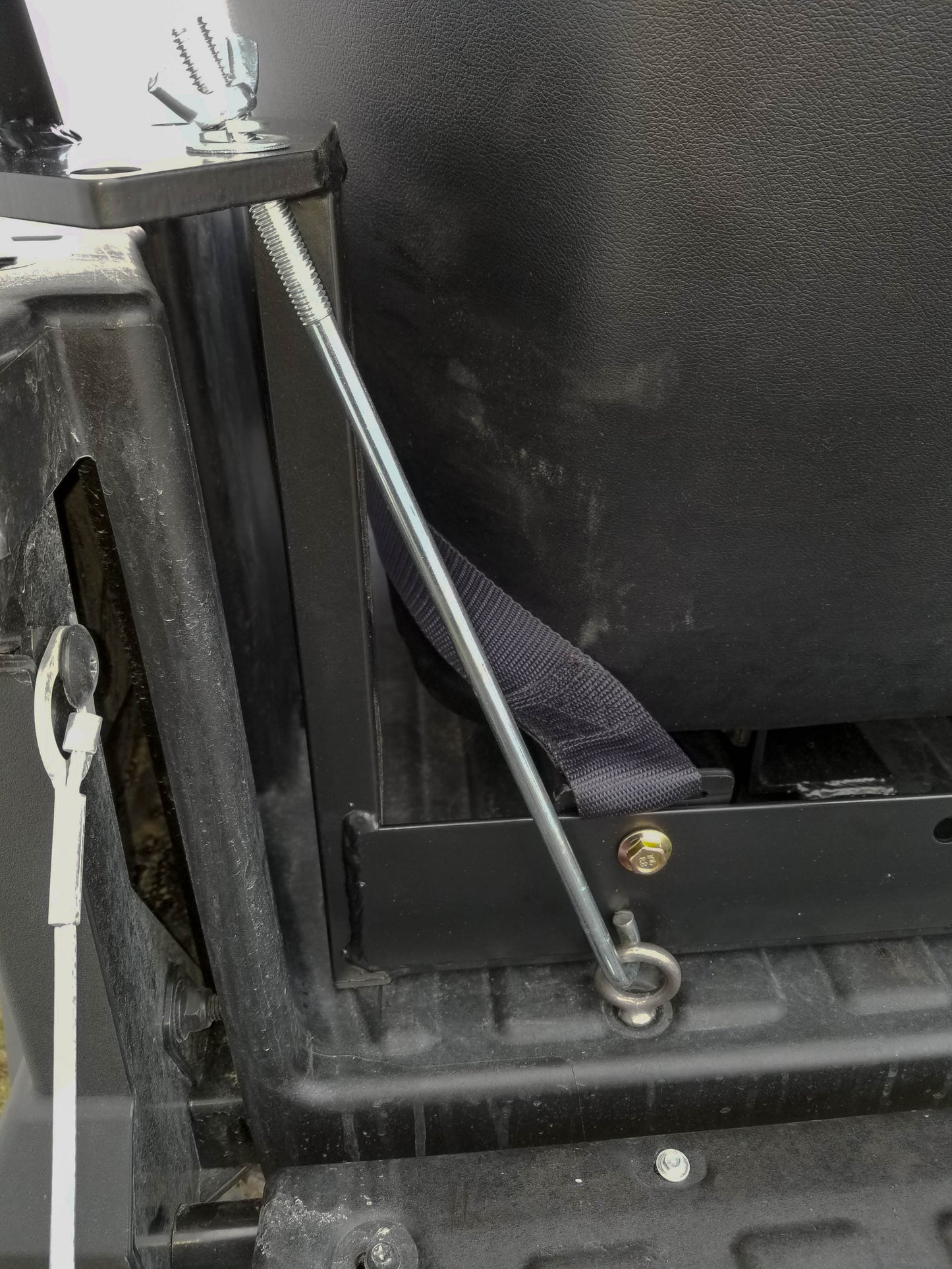 https://cdn.shopify.com/s/files/1/0366/5541/products/2_4_Seater_J-Bolt_Close_Up_2.jpg?v=1711383420