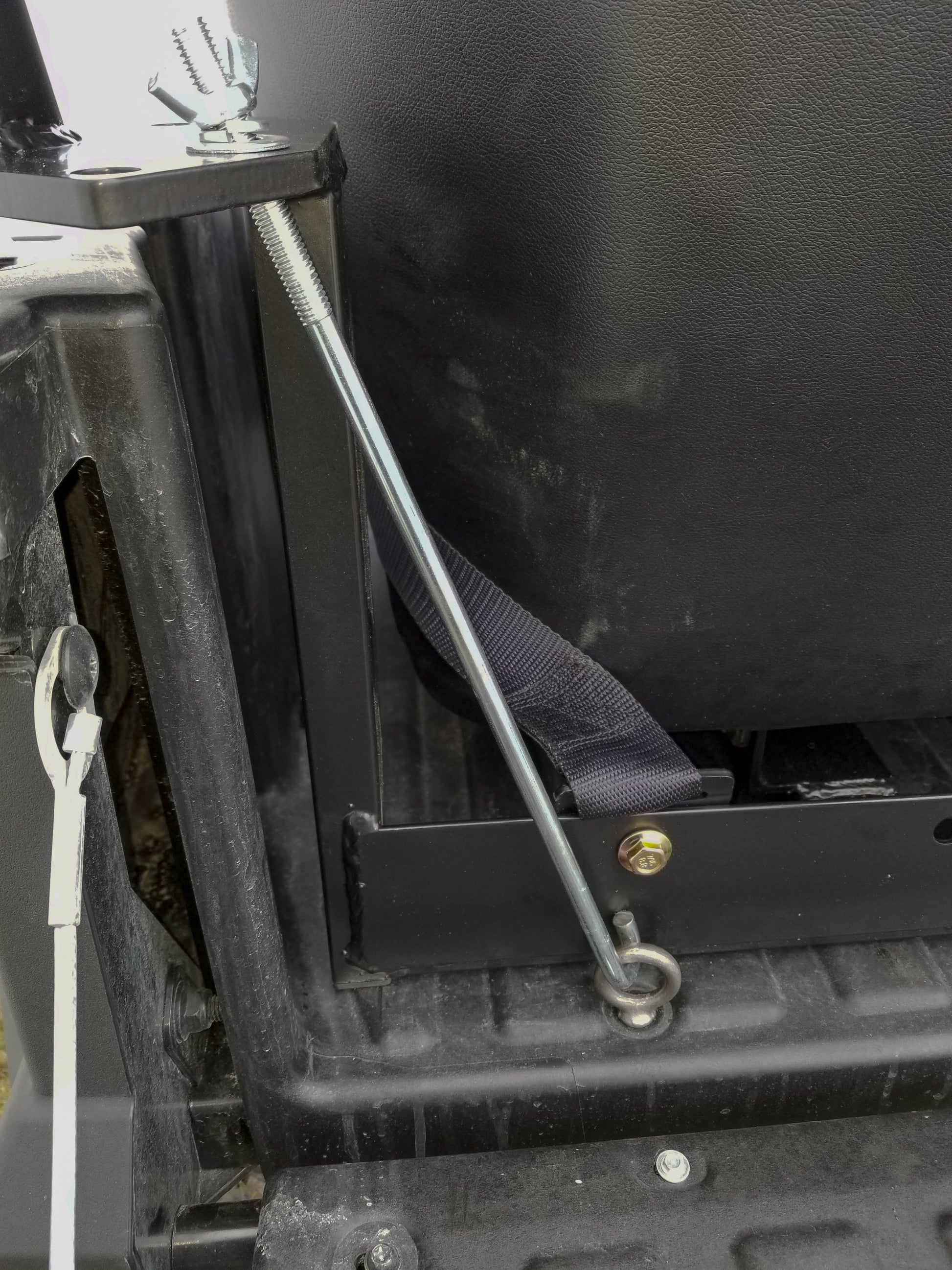 https://cdn.shopify.com/s/files/1/0366/5541/products/2_4_Seater_J-Bolt_Close_Up_2_bf8ad461-00ad-4fae-b517-51b0c9a3ae2d.jpg?v=1711383729