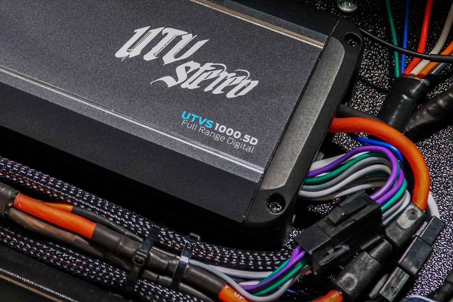 https://cdn.shopify.com/s/files/1/1829/6039/files/Edited_RZR_Triple_Amp_Mount_With_Amp_2_of_3_Cropped_Contrast.jpg?v=1721412575