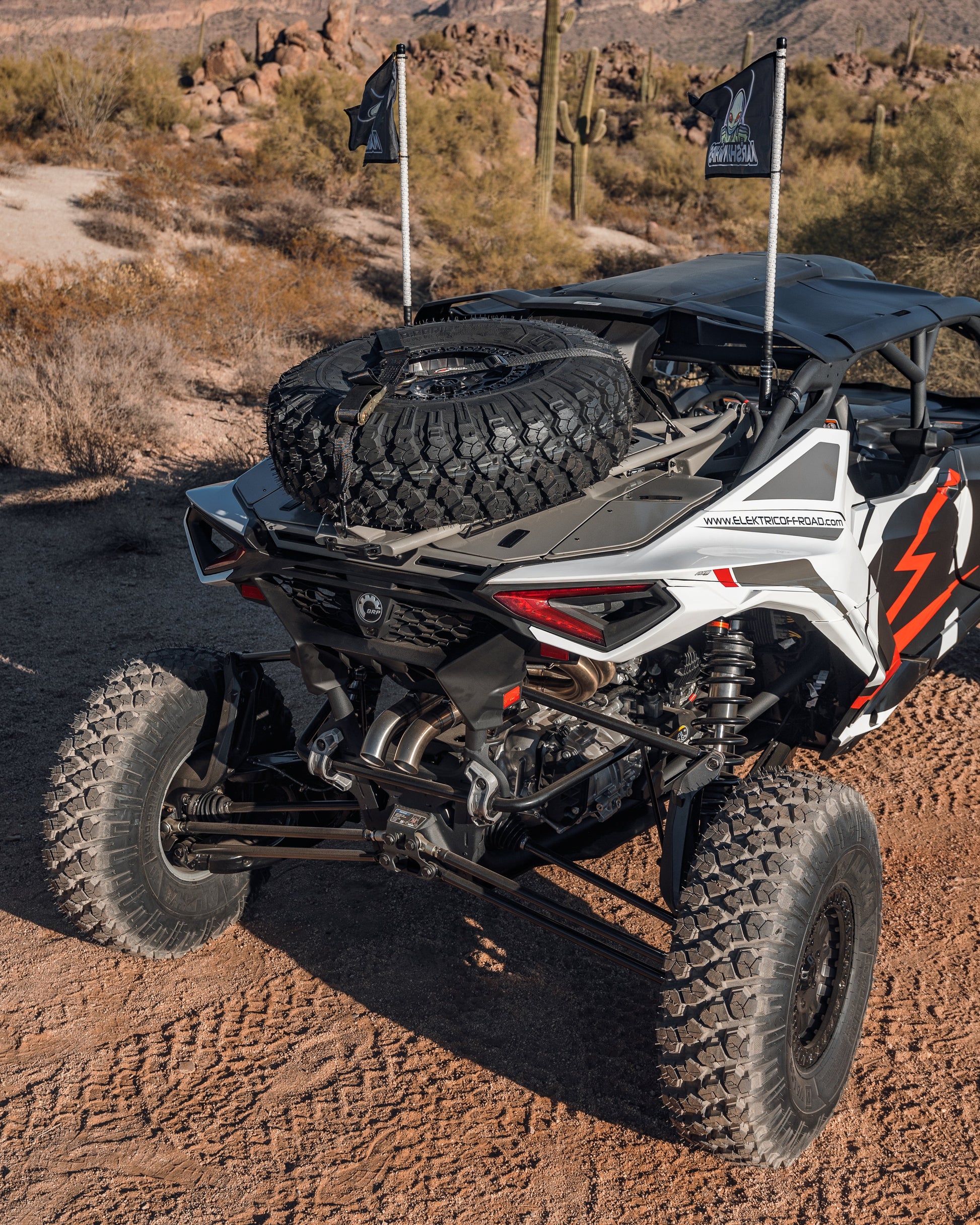 https://cdn.shopify.com/s/files/1/0749/1980/5228/files/Elektricoffroad_2024_Canam_MaverickR_Max_Baja_Spare_Tire_Rack-7.jpg?v=1739578648