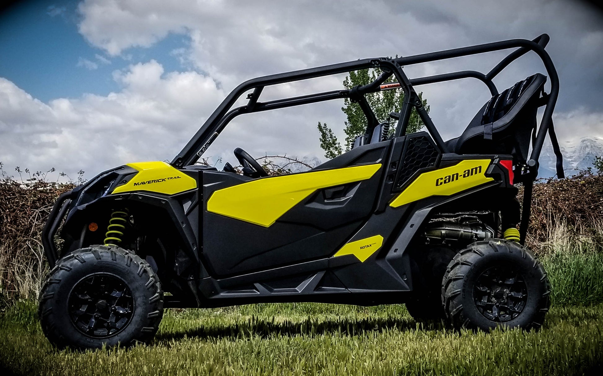 https://cdn.shopify.com/s/files/1/0366/5541/products/Maverick_Trail_Rear_Seat_and_Roll_Cage.jpg?v=1721923273