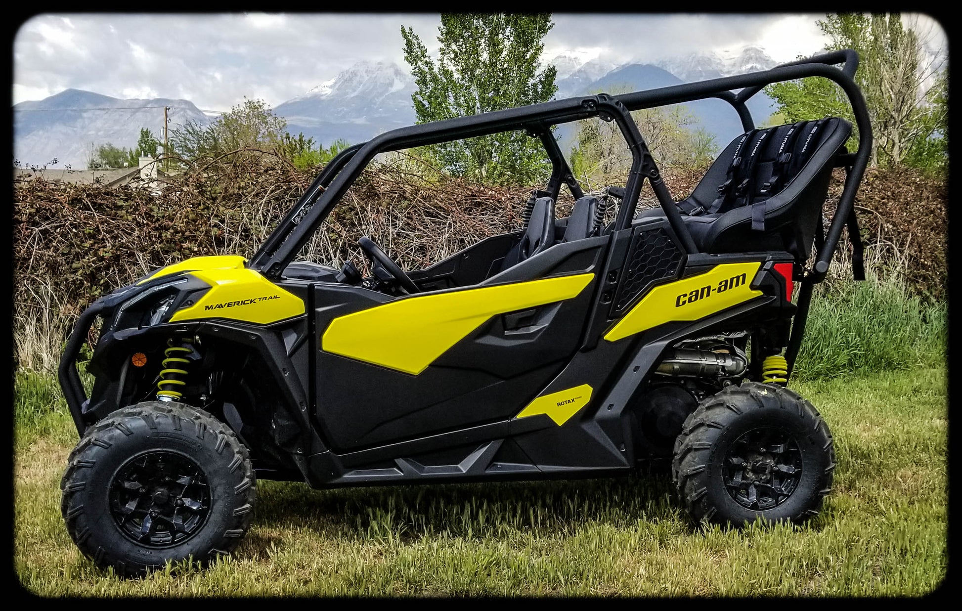 https://cdn.shopify.com/s/files/1/0366/5541/products/Maverick_Trail_Rear_Seat_and_Roll_Cage_kit_1.jpg?v=1721923273