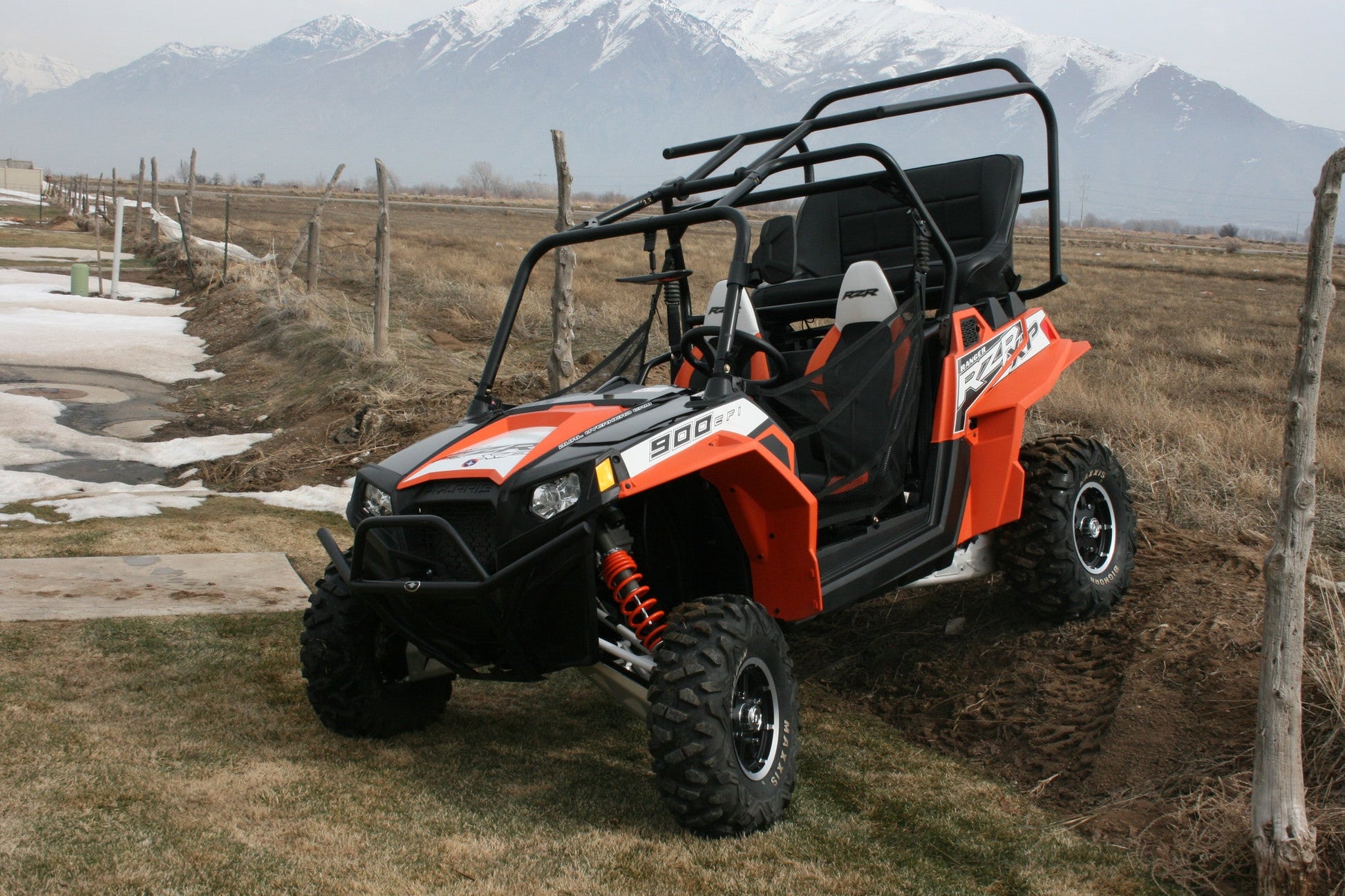 https://cdn.shopify.com/s/files/1/0366/5541/products/RZR_900_Back_Seat_and_Roll_cage_2013_072_6fc1581d-b7c7-431a-990c-81b10a8fc2f4.jpg?v=1711383357