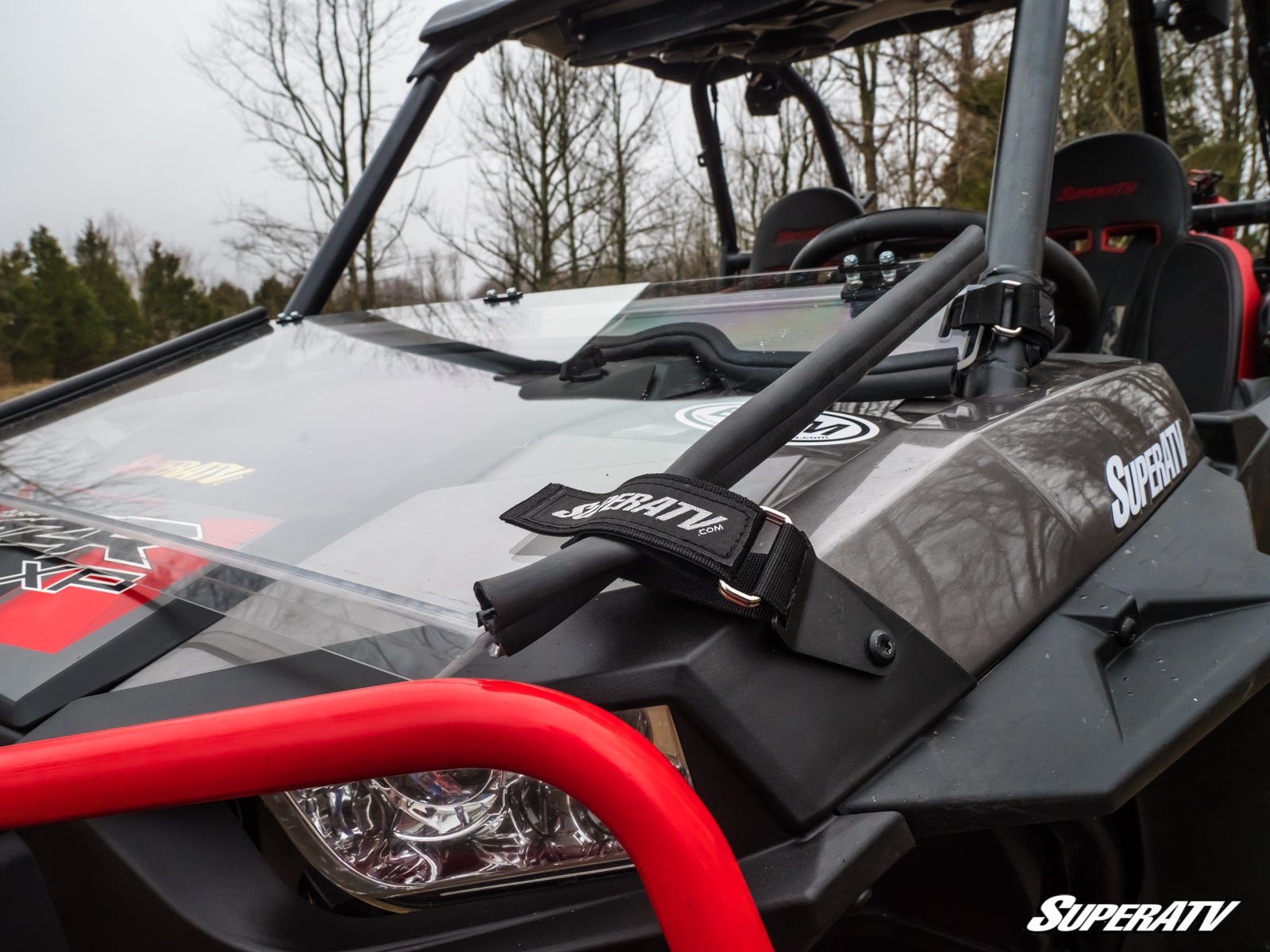 https://media.superatv.com/media/catalog/product/p/o/polaris-rzr-1000-flip-down-windshield-05_1_4.jpg?optimize=high&fit=bounds&height=&width=3840&quality=85&auto=webp&format=pjpg
