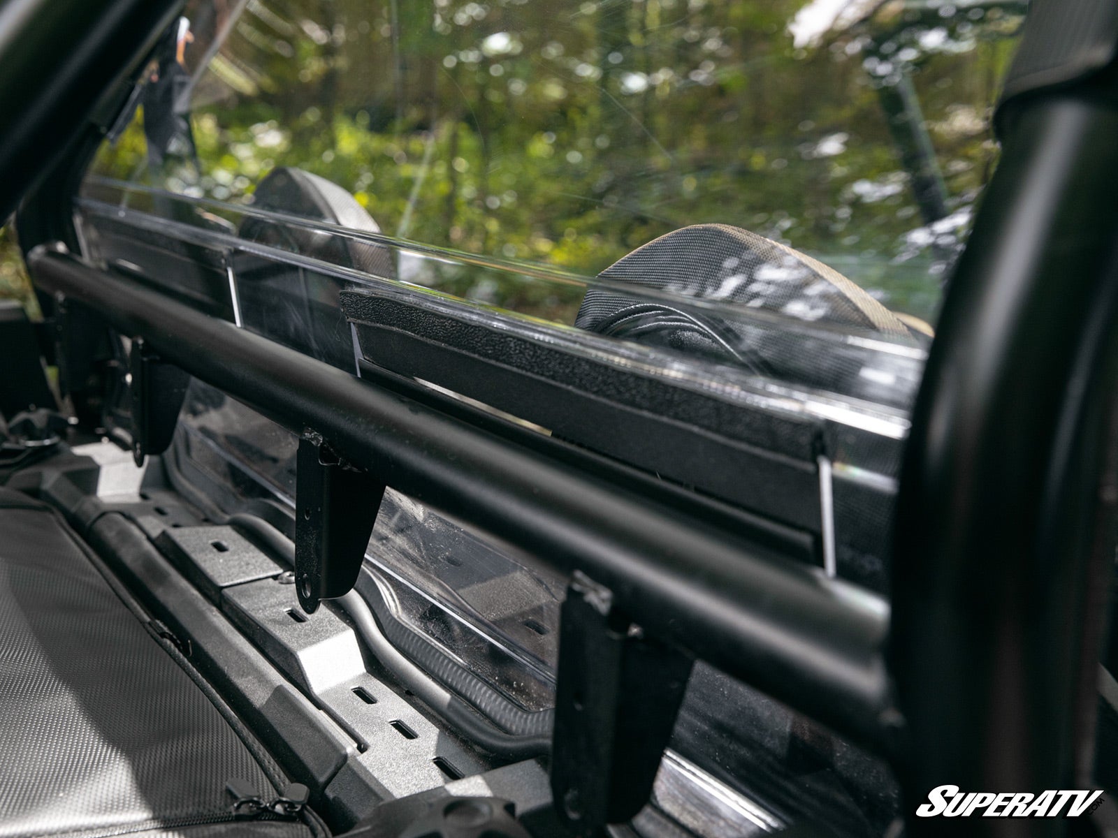 https://media.superatv.com/media/catalog/product/p/o/polaris_rzr_1000_rear_windshield_4d_2.jpg?optimize=high&fit=bounds&height=&width=3840&quality=85&auto=webp&format=pjpg