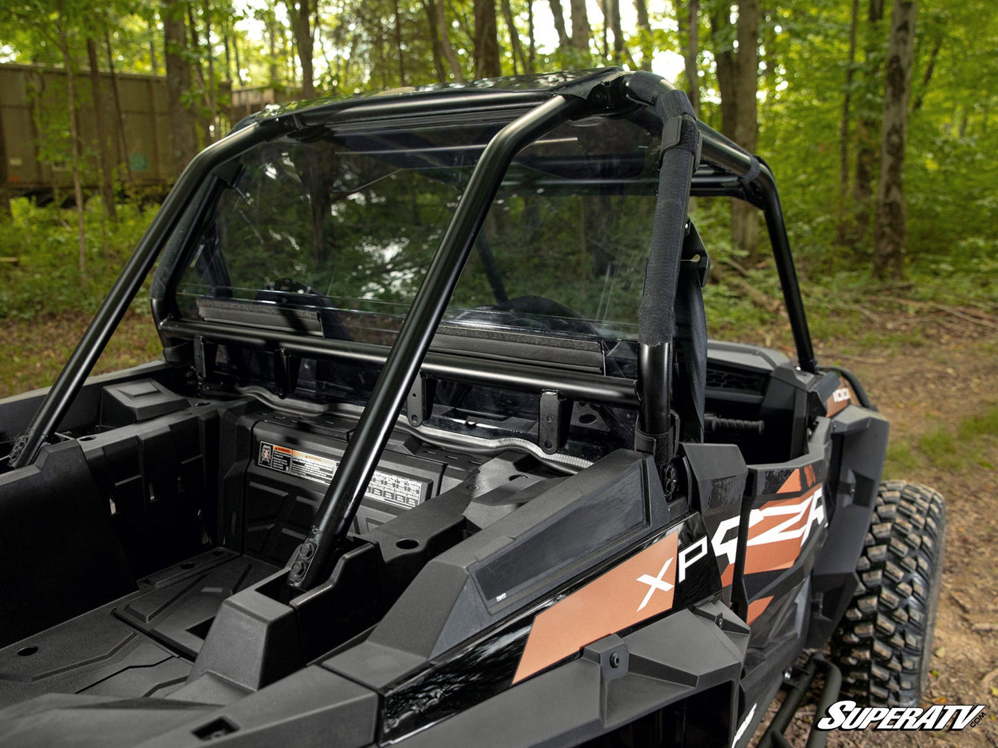 https://media.superatv.com/media/catalog/product/p/o/polaris_rzr_1000_rear_windshield_4f_2.jpg?optimize=high&fit=bounds&height=&width=3840&quality=85&auto=webp&format=pjpg