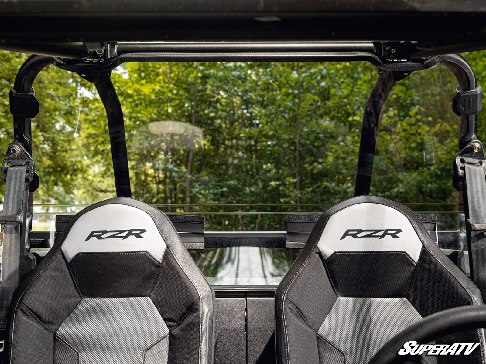 https://media.superatv.com/media/catalog/product/p/o/polaris_rzr_1000_rear_windshield_5d_2.jpg?optimize=high&fit=bounds&height=&width=3840&quality=85&auto=webp&format=pjpg