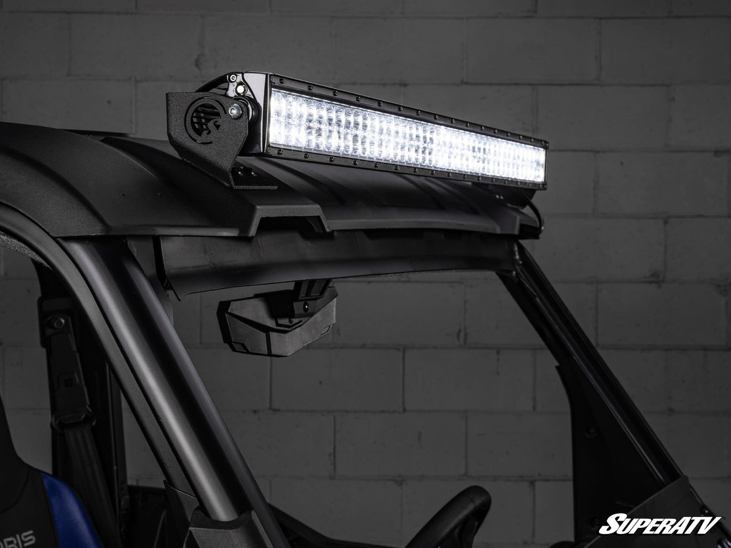 https://media.superatv.com/media/catalog/product/p/o/polaris_xpedition_40inch_roof_light_bar_mounts_05_1.jpg